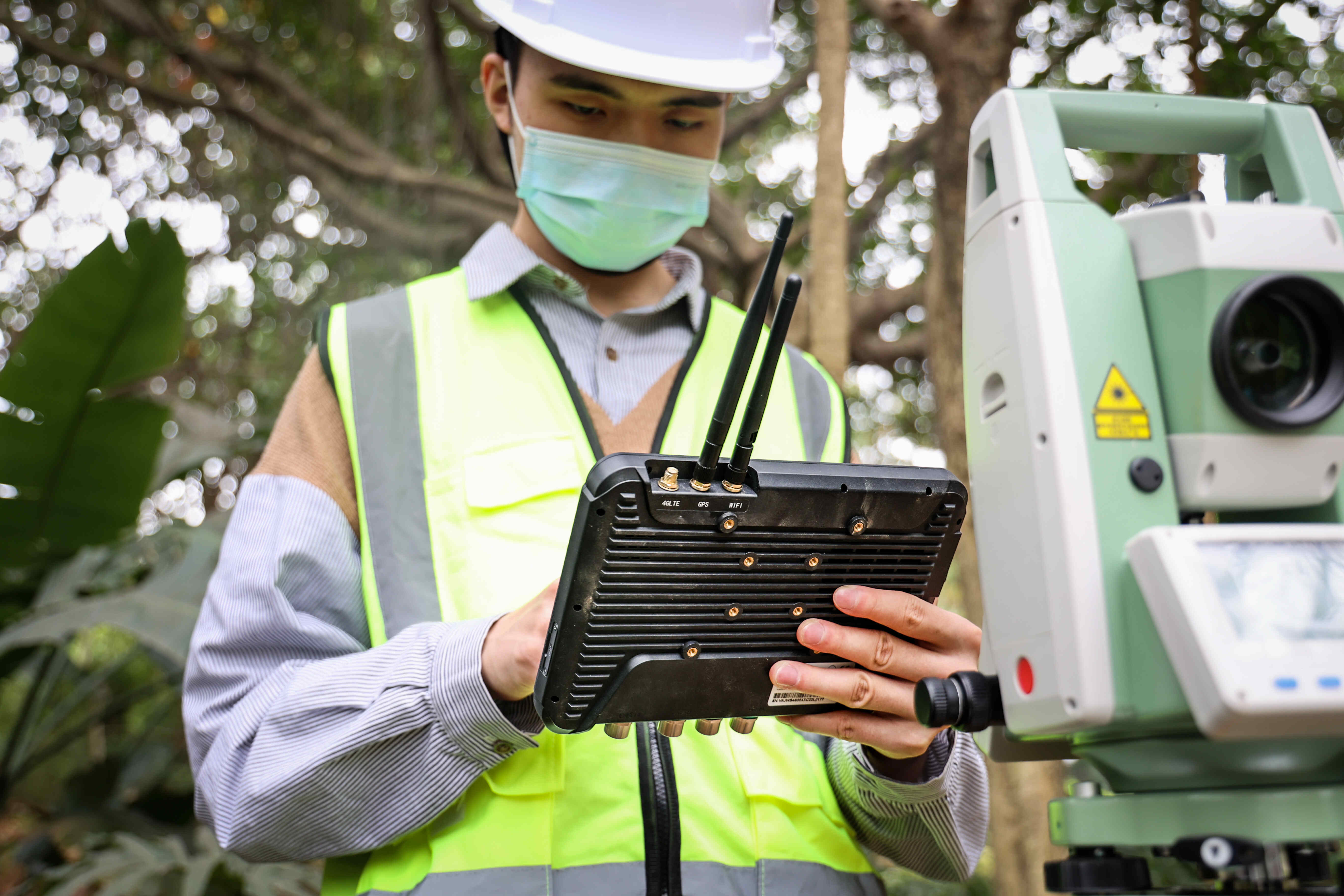 Más allá de la durabilidad: cómo las tabletas resistentes de Emdoor resuelvan los puntos críticos de la logística de almacén