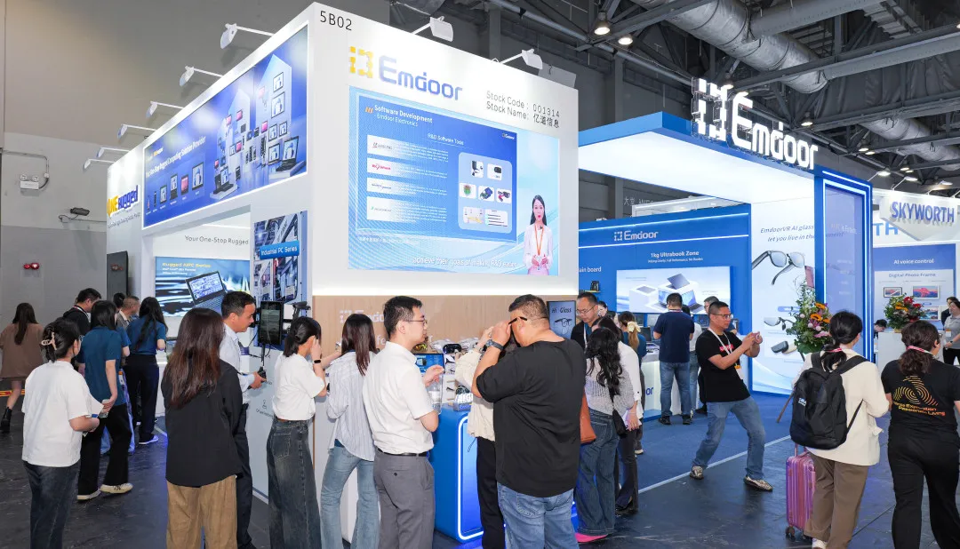 Many visitors exploring Emdoor's booth at the exhibition, showcasing our innovative rugged devices and AI (en inglés) solutions