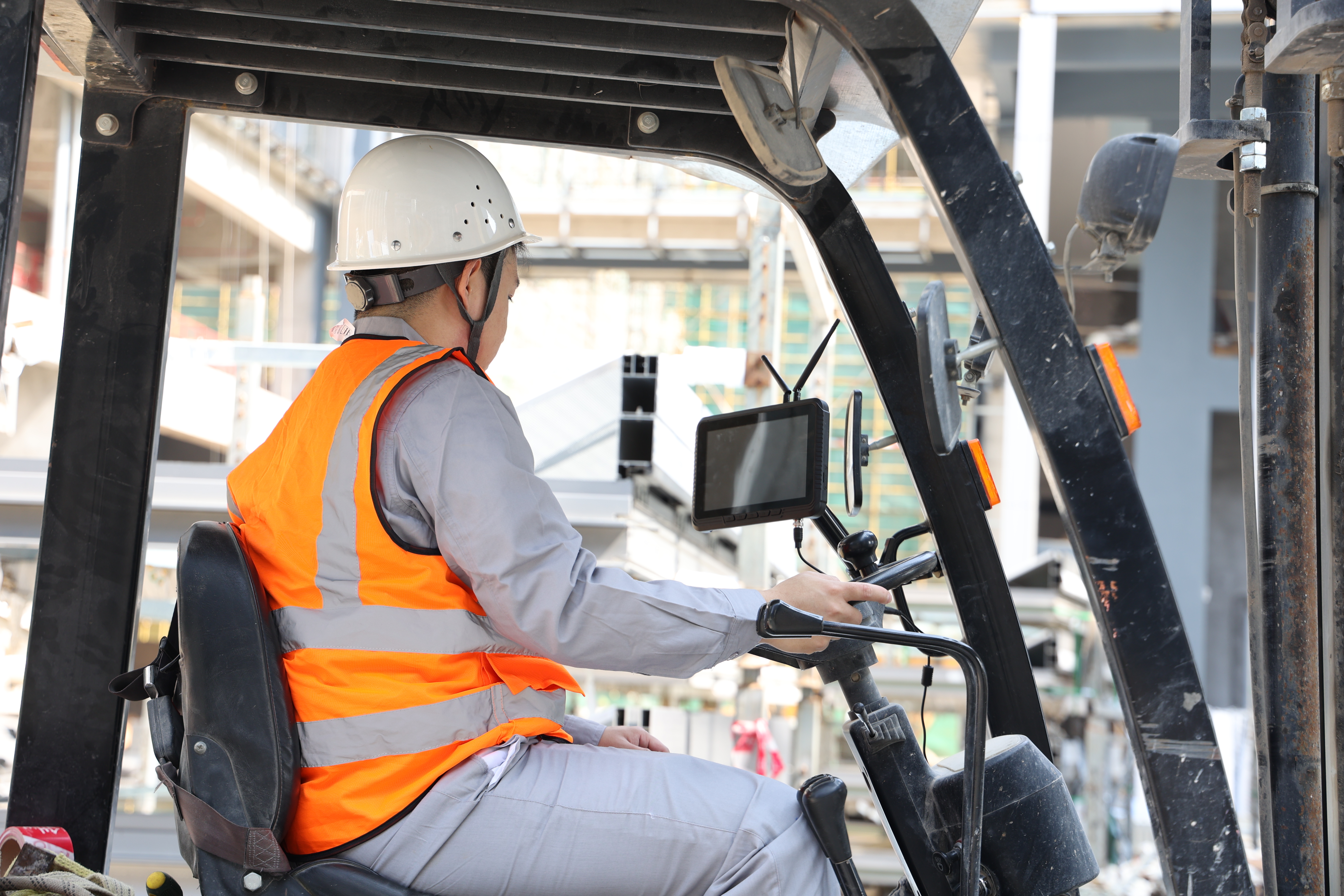 Emdoor Information's rugged handheld device serves as a core execution tool in inventory management of preposition warehouse. Emdoor Information's rugged handheld device serves as a core execution tool in inventory management of preposition warehouse.