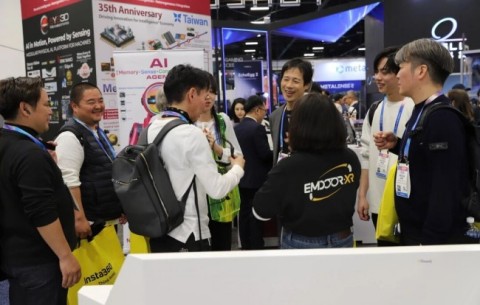 Visual representation of Tecnología Phison aiDAPTIV optimizing flash and memory for AI computing.