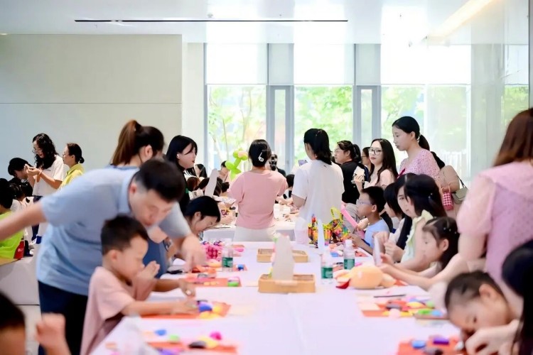 Instalaciones de cuidado de niños en el sitio: Un parque infantil dedicado asegura que las familias de los empleados se sientan bienvenidas. Instalaciones de cuidado de niños en el sitio: Un parque infantil dedicado asegura que las familias de los empleados se sientan bienvenidas.