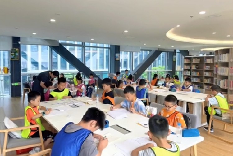 Instalaciones de cuidado de niños en el sitio: Un parque infantil dedicado asegura que las familias de los empleados se sientan bienvenidas. Instalaciones de cuidado de niños en el sitio: Un parque infantil dedicado asegura que las familias de los empleados se sientan bienvenidas.