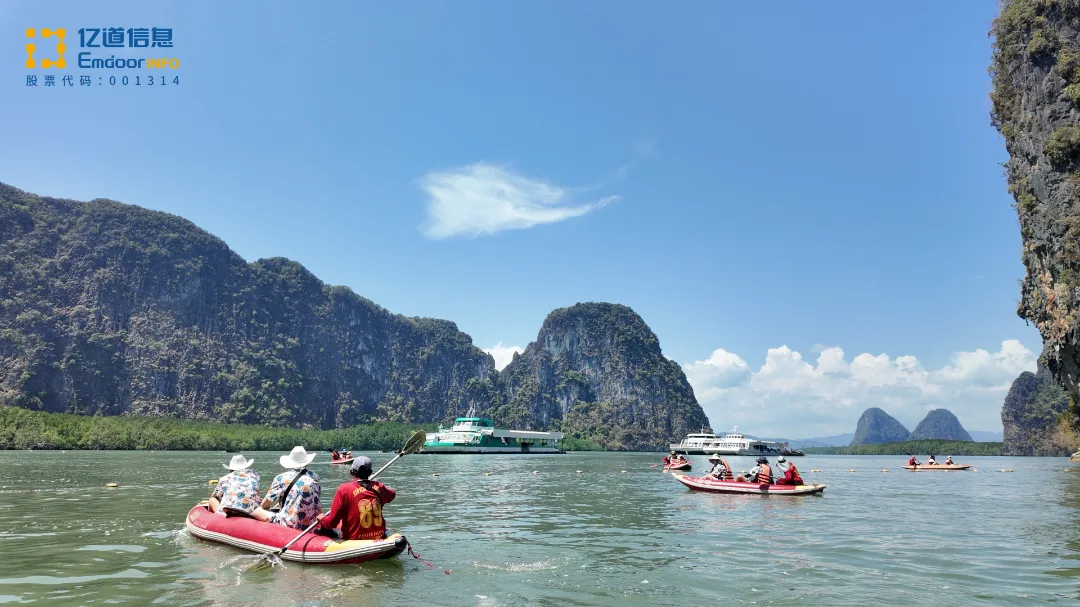 Emdoor team kayaking in Bahía de Phang Nga