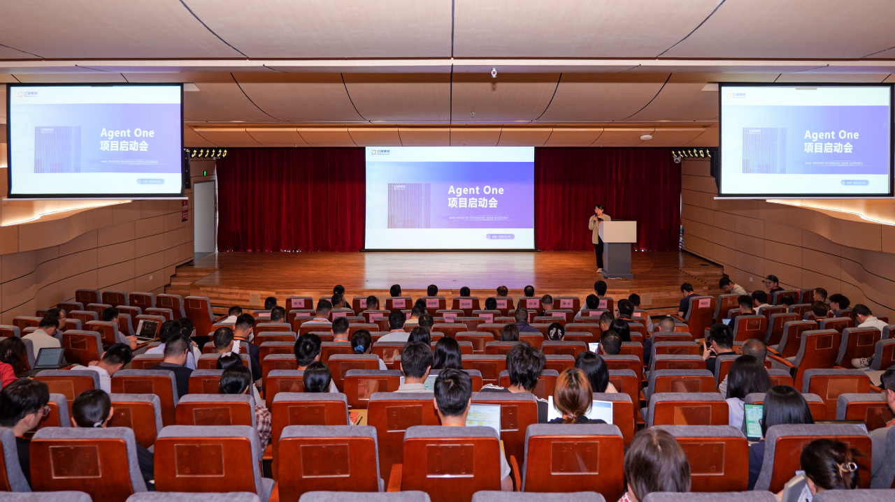 Emdoor Info executives and engineers En el Agent One AI Project launch in Shenzhen.