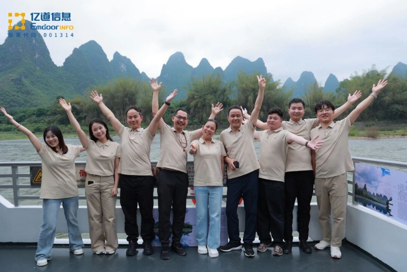 Karst mountains Y river views along the Li River in Yangshuo