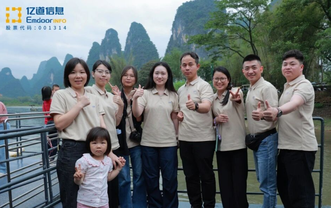 Emdoor team enjoying the Li River lYscape in Guilin