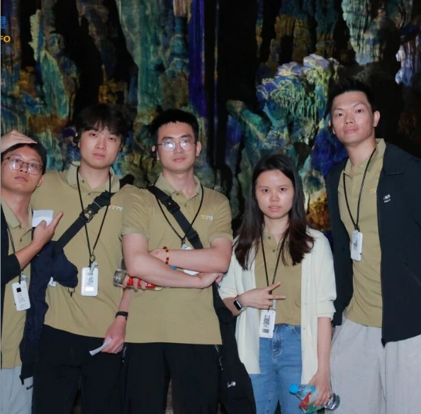 Stalactites Y illuminated rock formations inside Silver Cave