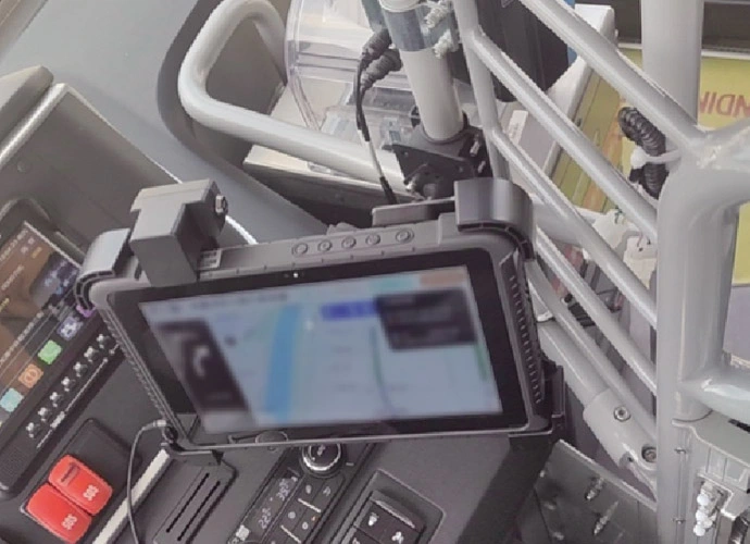 EM-Q16 tableta resistente logra la construcción integral de un autobús inteligente